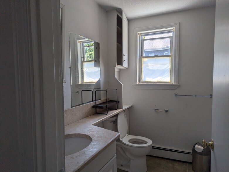 Building Photo - 581 Proctor Ave