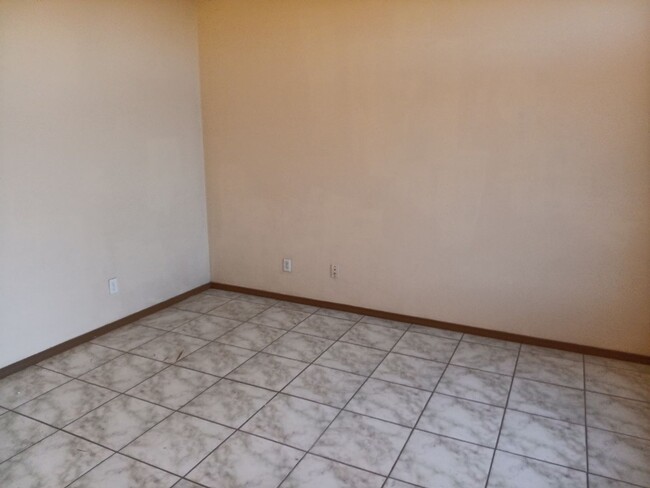 Building Photo - Spacious 2 Bedroom 3 Bathroom!! Pictures a...