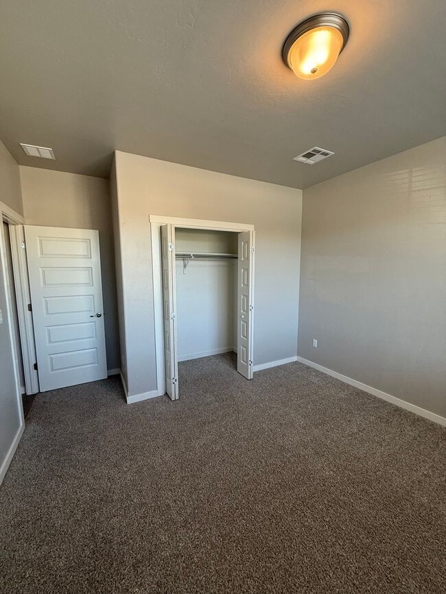 Building Photo - Modern 3 Bed, 2 Bath Home