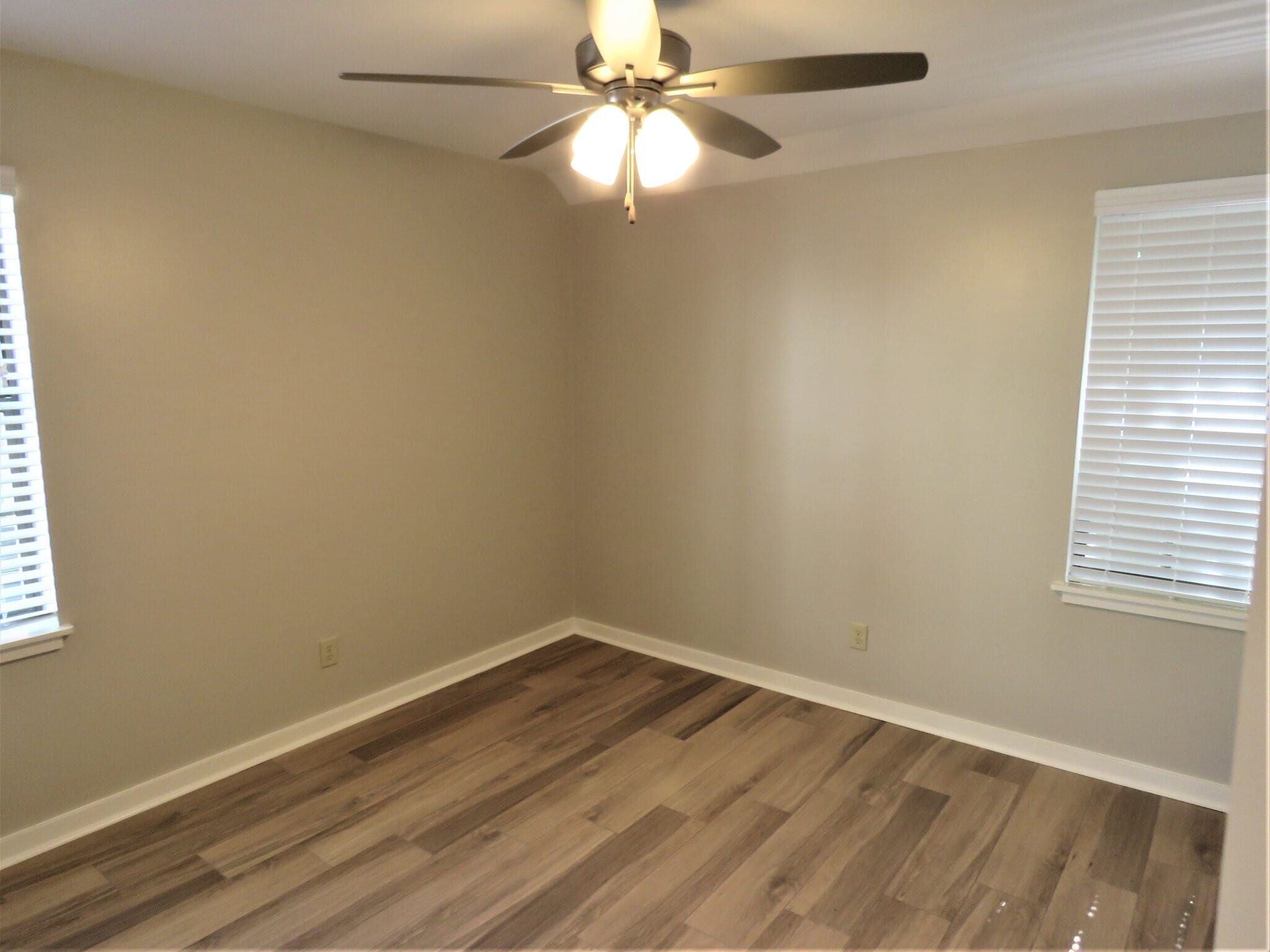 Building Photo - 509 E 7th St