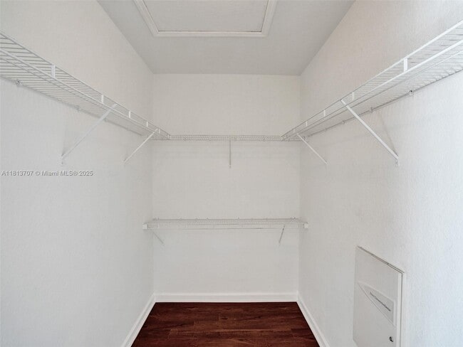Building Photo - 1215 Lucaya Dr