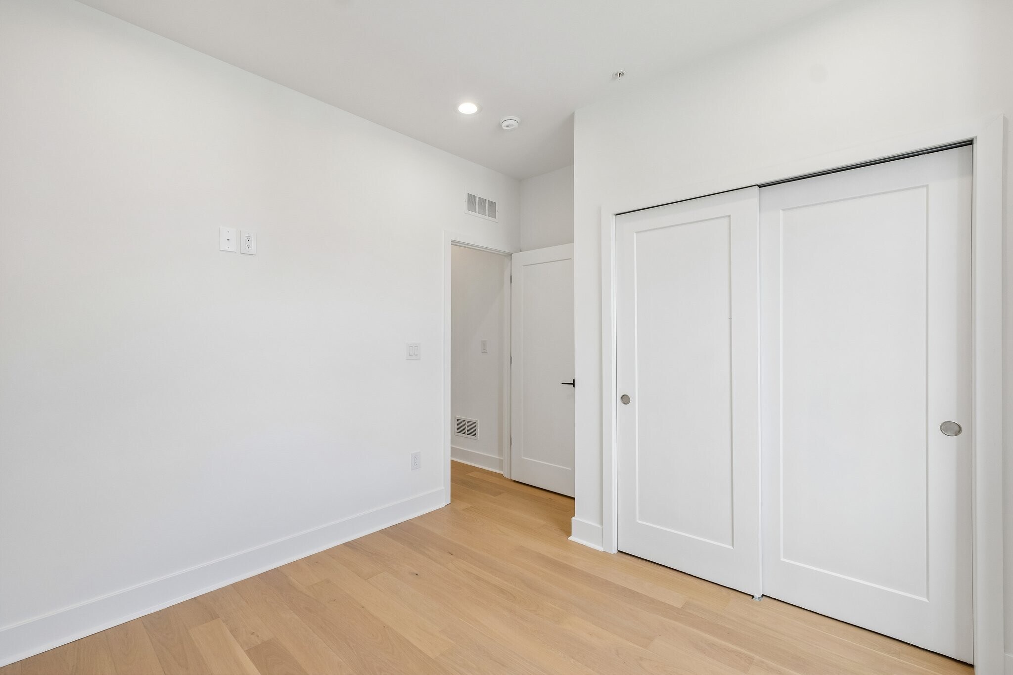 Building Photo - 1518 N Darien St