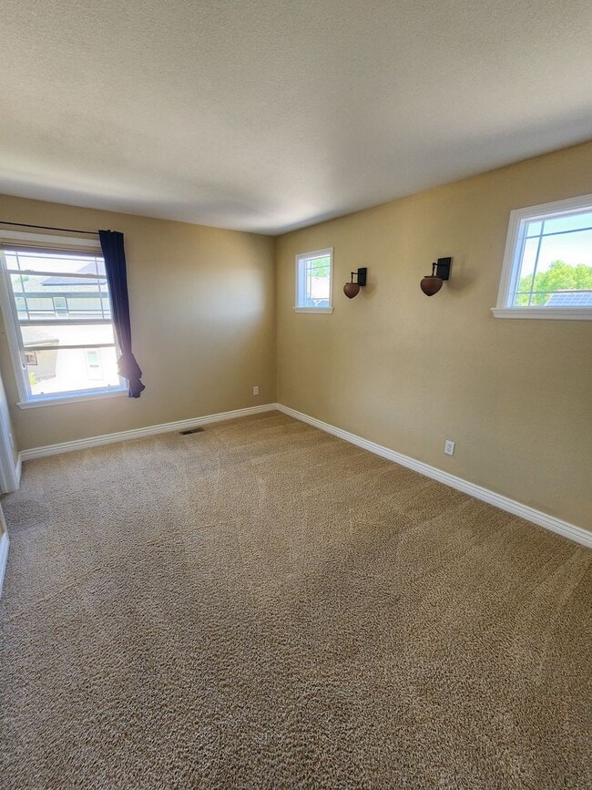 Building Photo - Exquisite Paired Home in Coal Creek Village