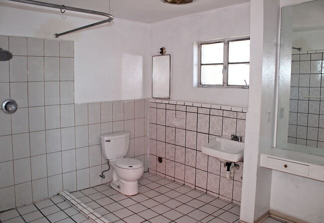 Building Photo - Spacious home Move-In Ready
