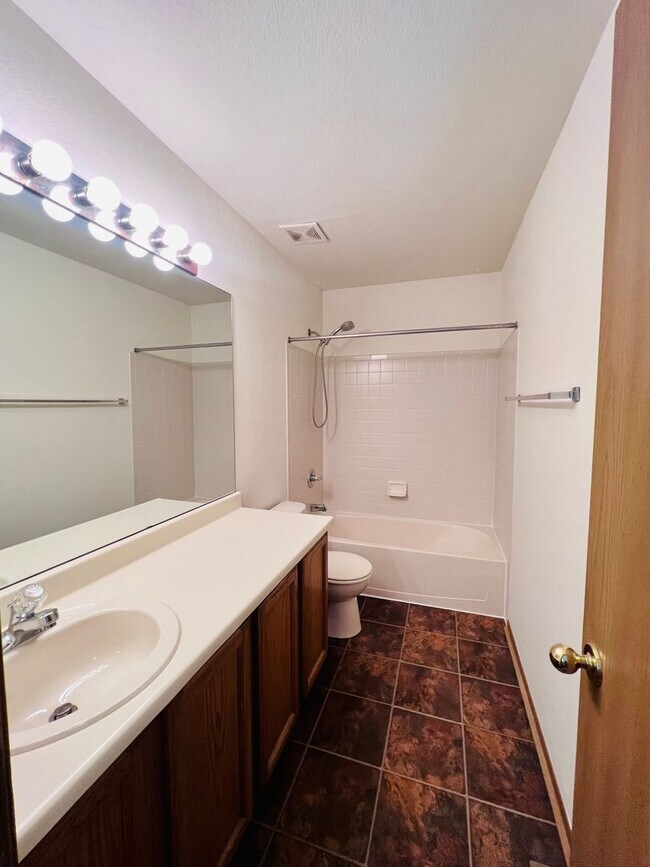 Building Photo - Single Family Home 3 bedroom 2.5 bath Unfi...