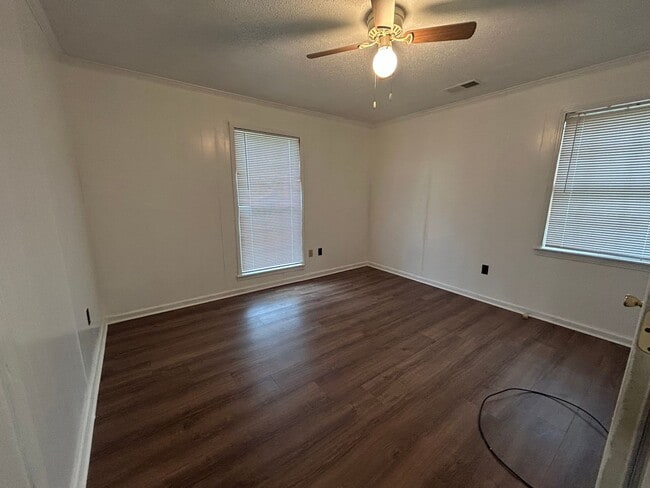 Building Photo - 307 Pinewood St