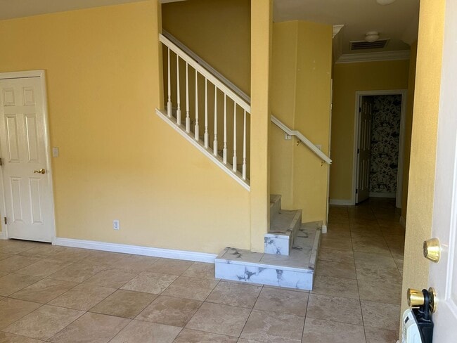 Building Photo - 2 story townhome in Seven Hills