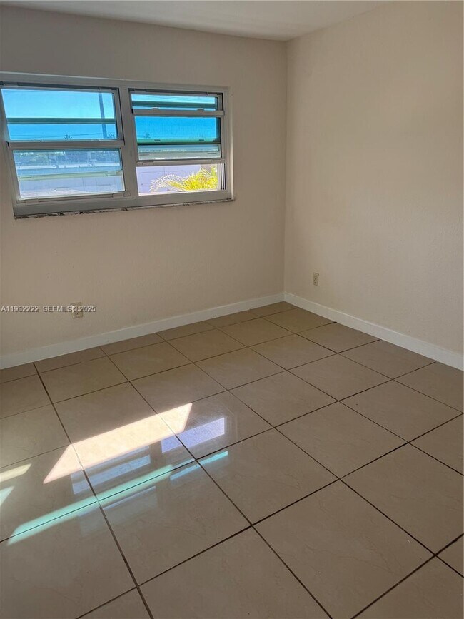 Building Photo - 4717 SW 33rd Ave