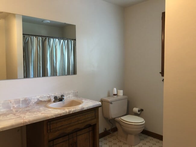 Building Photo - AVAILABLE 7/18/2025 - 4 bedroom house in P...