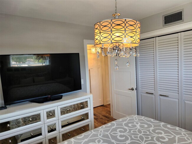 Building Photo - 301 Cambridge Rd