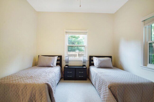 Building Photo - 1647 Lake Ella Dr