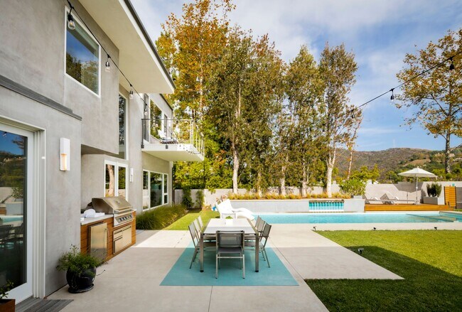 Building Photo - 2344 Banyan Dr
