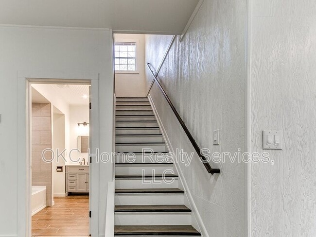 Building Photo - 1812 W Noble Ave