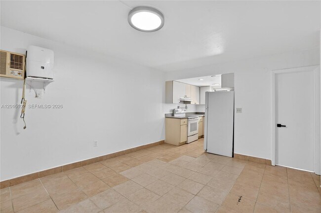 Building Photo - 1600 S Le Jeune Rd