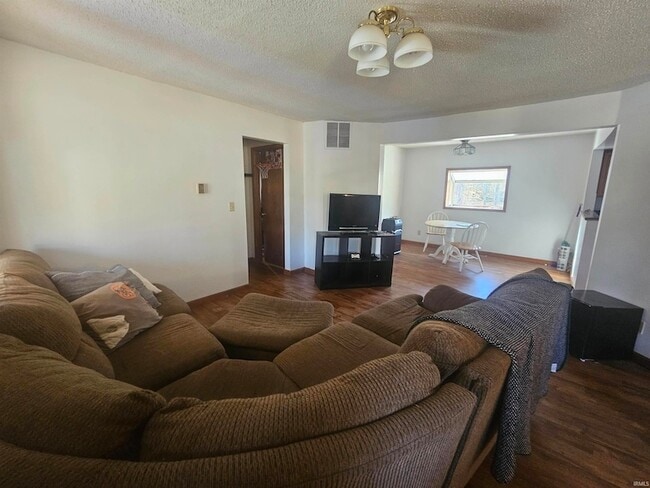 Building Photo - 4035 N Hinkle Rd