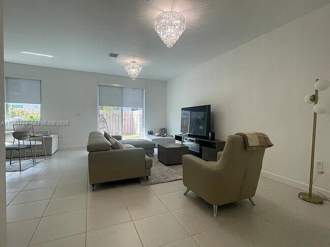 Building Photo - 728 SE 14th Ct