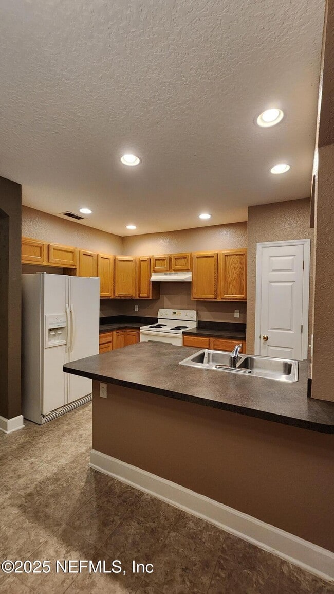 Building Photo - 1823 Lago Del Sur Drive