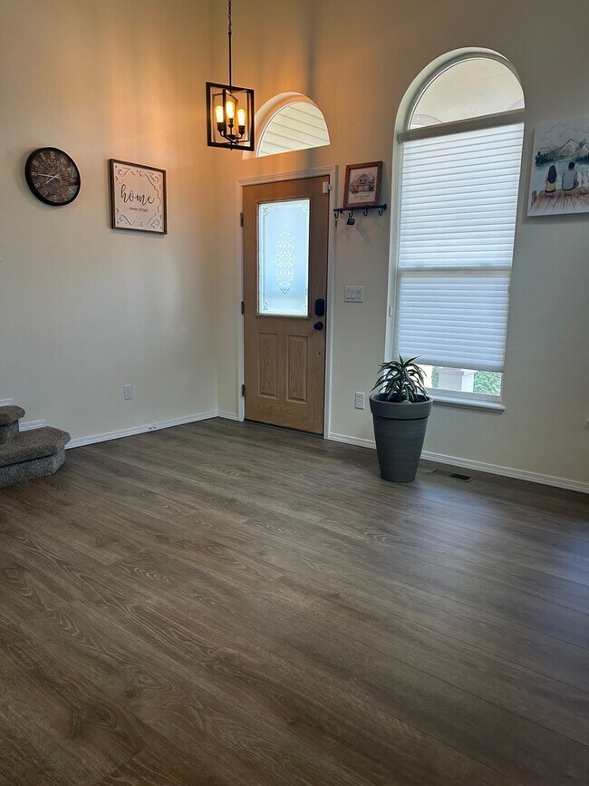 Building Photo - Stunning 2-Story 4 Bedroom Home With Finis...