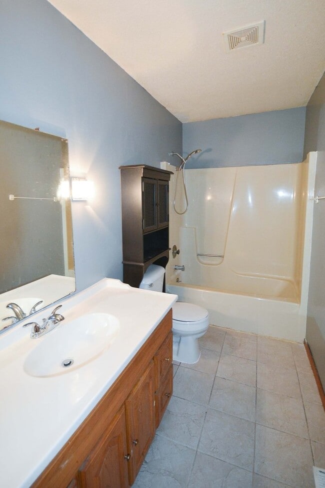 Building Photo - Great 4br home with large fenced yard in q...