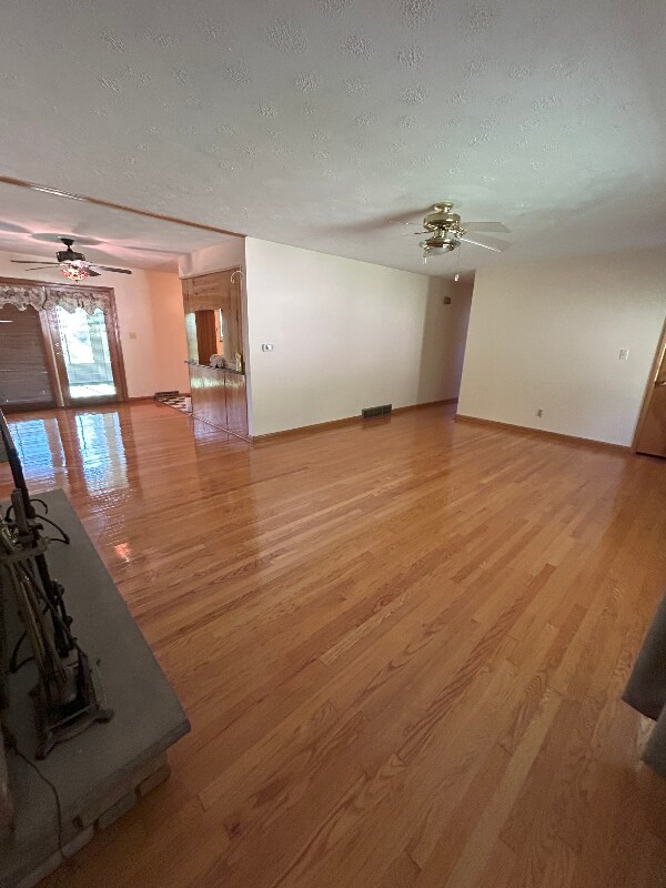 Building Photo - 1801 Oakwood Dr