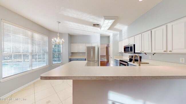 Building Photo - 281 Village Green Ave