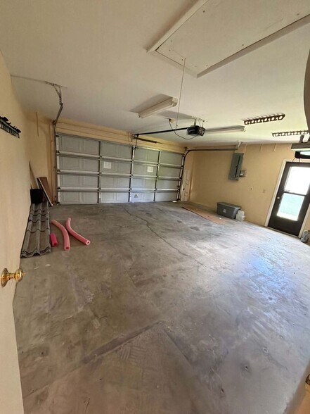Building Photo - Inviting 3/2 Pool Home With Spacious Lanai and Modern Kitchen