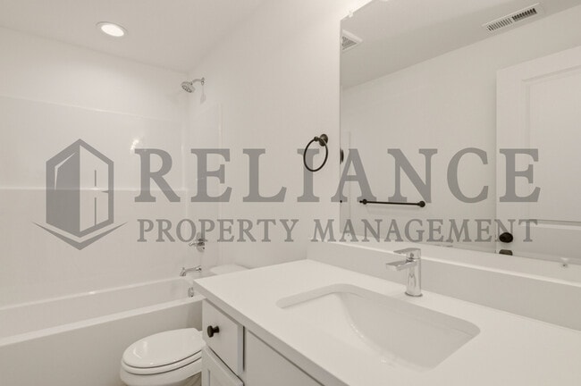 Building Photo - 5238 N Pinecrest Ct