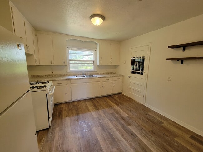 Building Photo - 1108 Hickory Ln