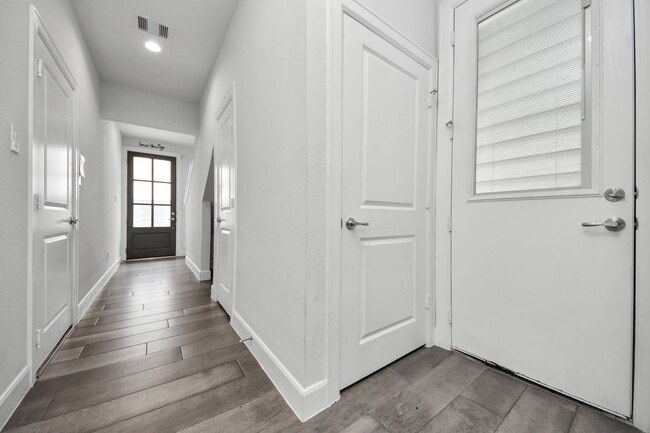 Building Photo - 9577 Neuens Rd