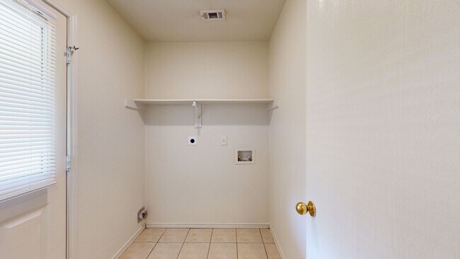Building Photo - 2 WEEKS FREE RENT +  STAINLESS STEEL APPLIANCES!!!!