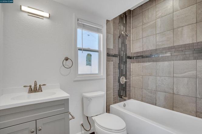 Building Photo - 753 Castle Ct