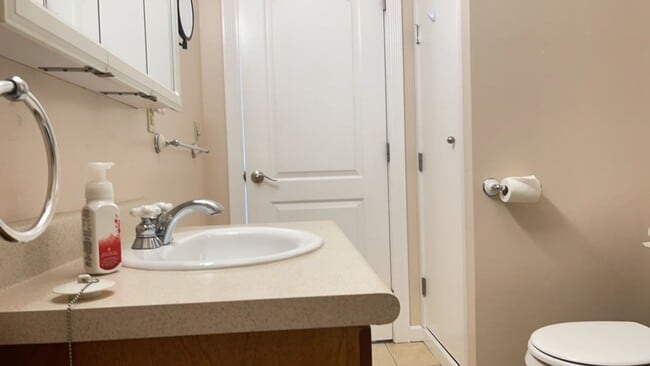 Building Photo - Peaceful 2-bedroom 1-bath Cottage with Dec...