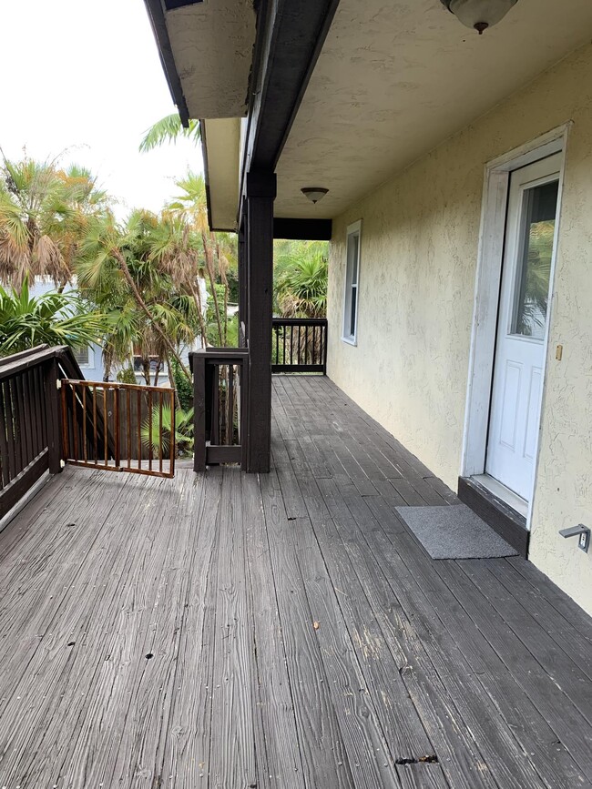 Building Photo - 121 S Oak St