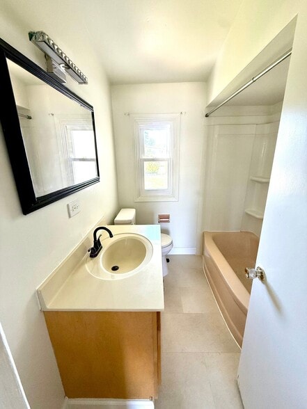 Building Photo - 633 Windsor Ave