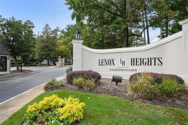 Building Photo - 2 bedroom condo in Atlanta in gated community