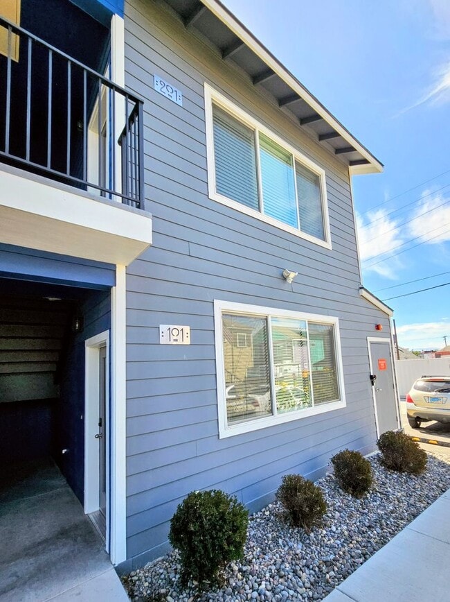 Building Photo - **Nearly new 1-Bedroom Midtown Apartment f...