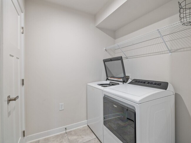 Building Photo - Beautiful 3 bedroom 2.5 bathroom home loca...