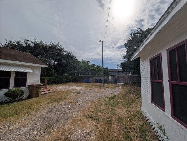 Building Photo - 615 6th St