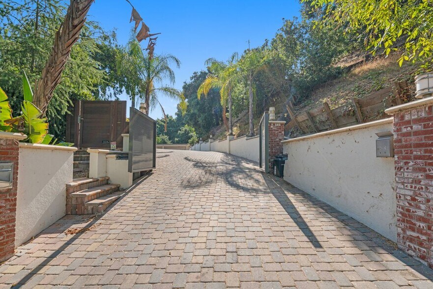 Building Photo - 3200 Oakley Dr