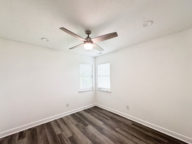 Building Photo - Conveniently Located 3 Bed 2.5 Bath Home i...