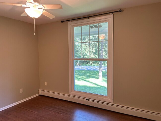 Building Photo - 856 Brickley Dr