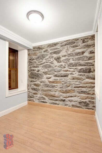 Building Photo - 206 E 83rd St