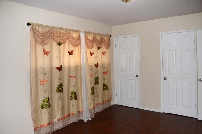 Building Photo - 1218 N Park Western Dr