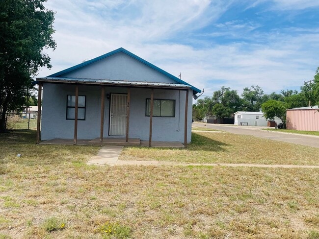 Building Photo - 2 bedroom / 1 bath, W/D connections