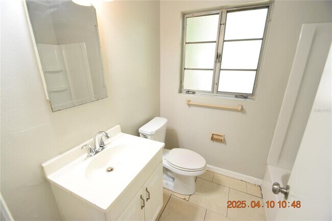 Building Photo - 402 S Comet Ave