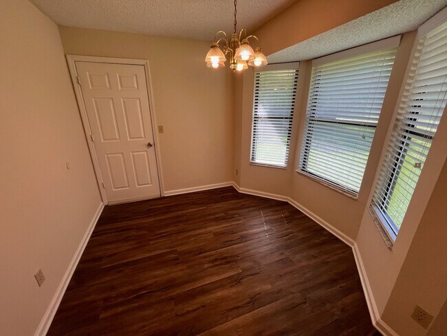 Building Photo - 3 Bedroom 2 Bath house with Garage Near Fl...