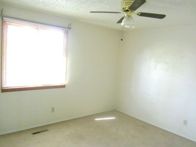 Building Photo - 3 Bedroom, 2 Bath Bi-Level Home with 2 car...