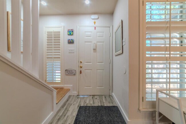 Building Photo - 1015 E Yager Ln