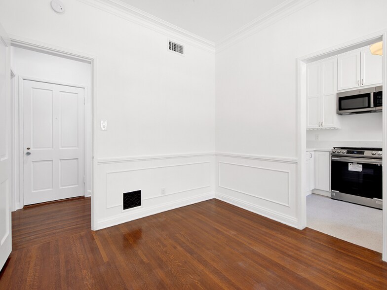 Building Photo - 7467 Hollywood Blvd