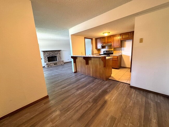 Building Photo - 3 bedroom 2 full bathroom Duplex home in B...